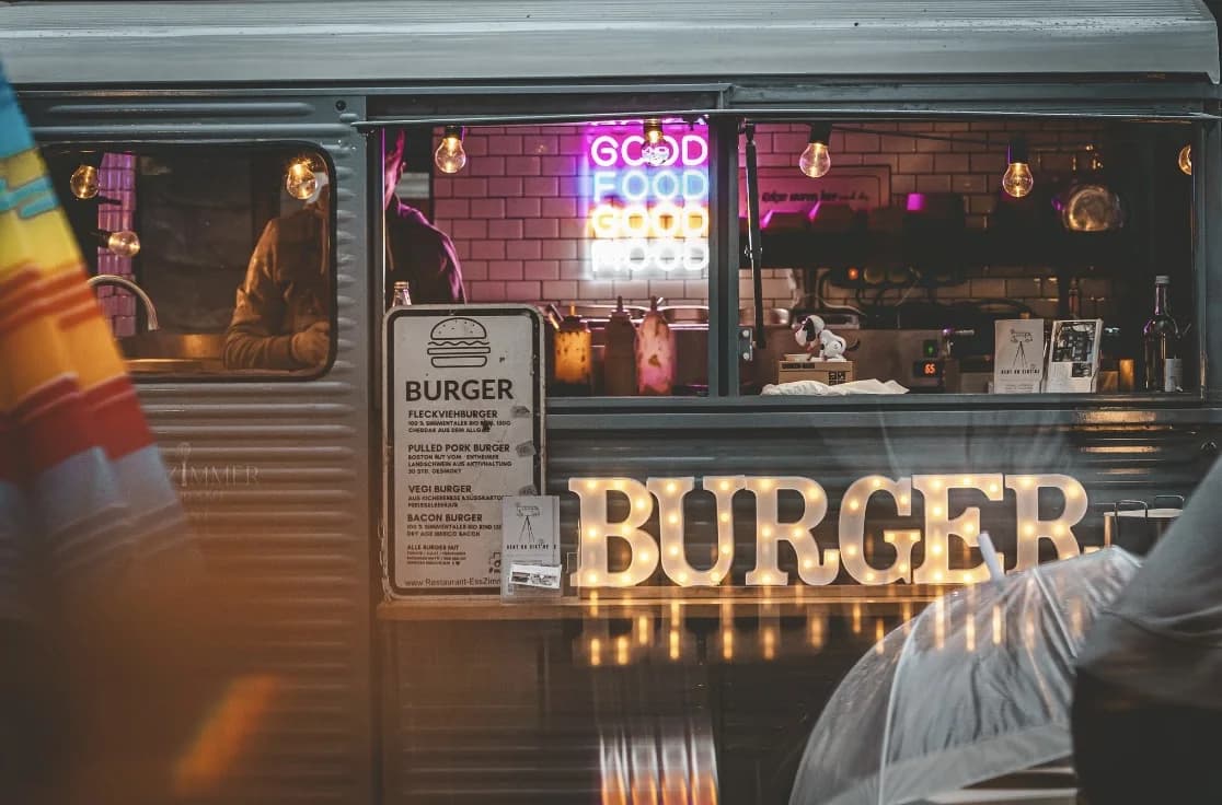 Burgerausgabe aus dem Foodtruck Blechbüchse