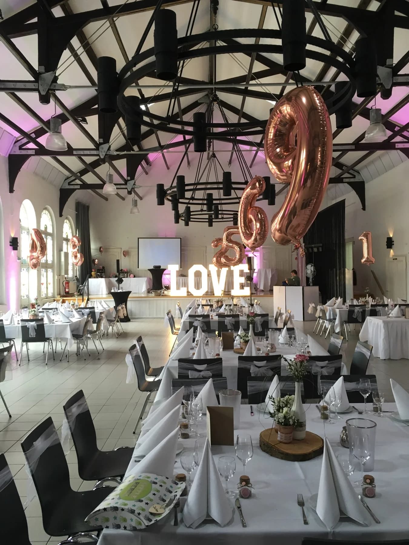 Vintage Dekoration und LOVE Schriftzug bei einer Feier