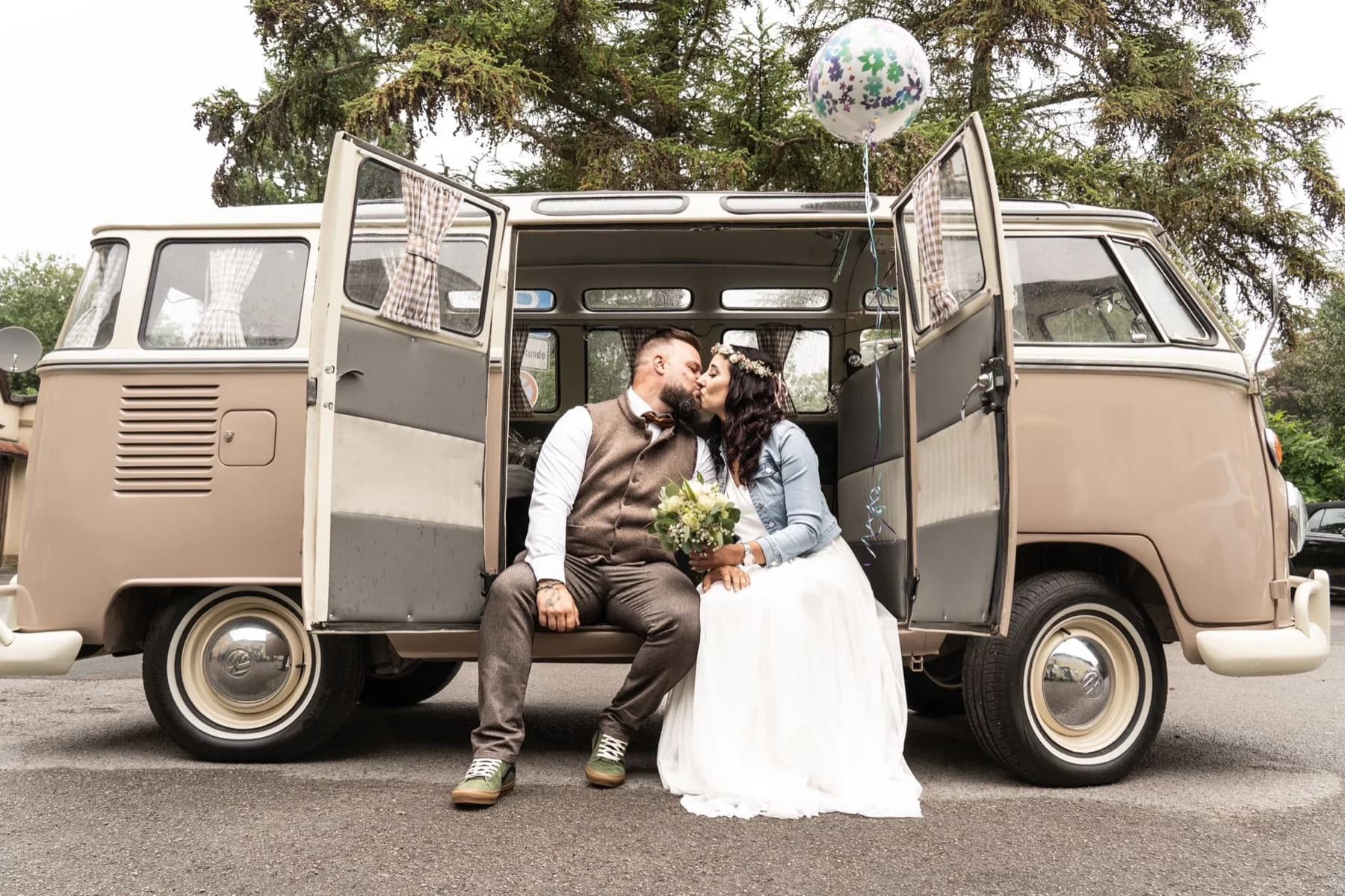 Brautpaar im VW Oldtimer Bulli