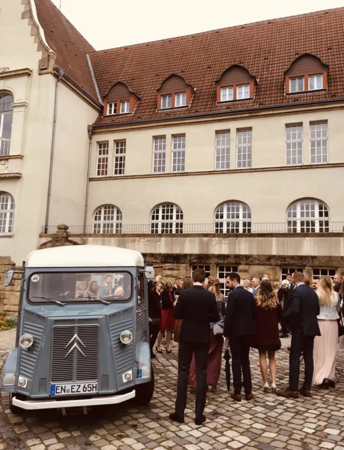 Citroën HY Foodtruck Blechbüchse mit Gästen