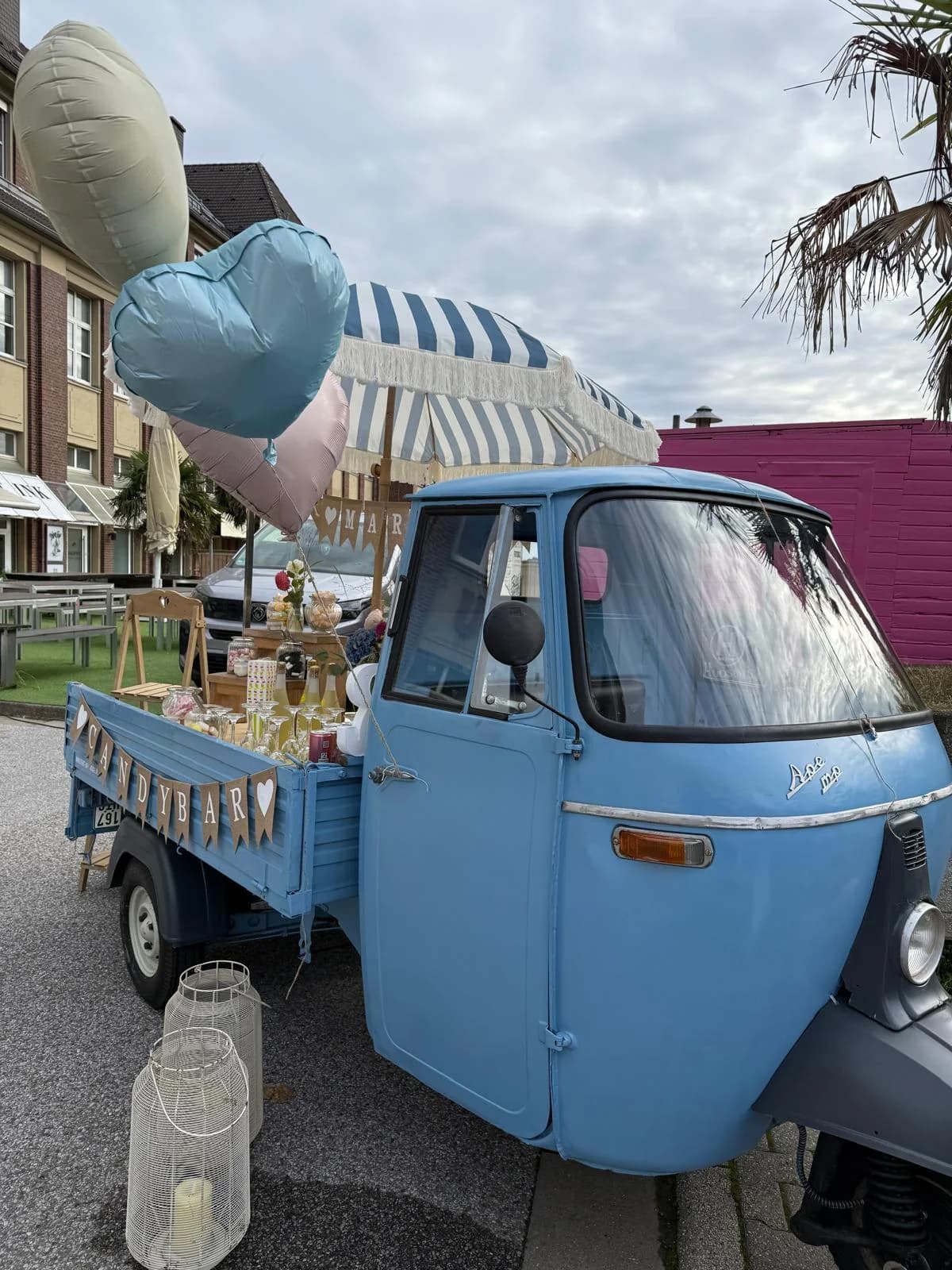 Blaue Piaggio Ape Pepe beim Sektempfang