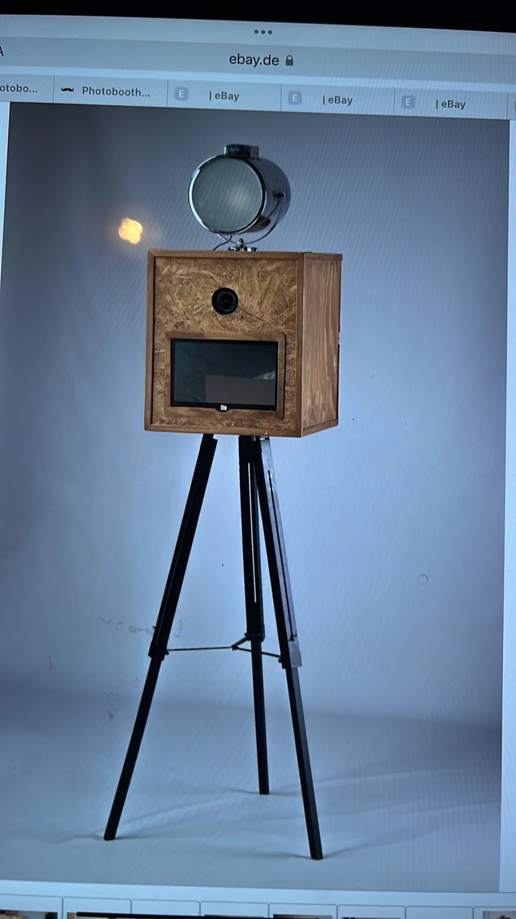 Vintage Fotobox auf einem Stativ