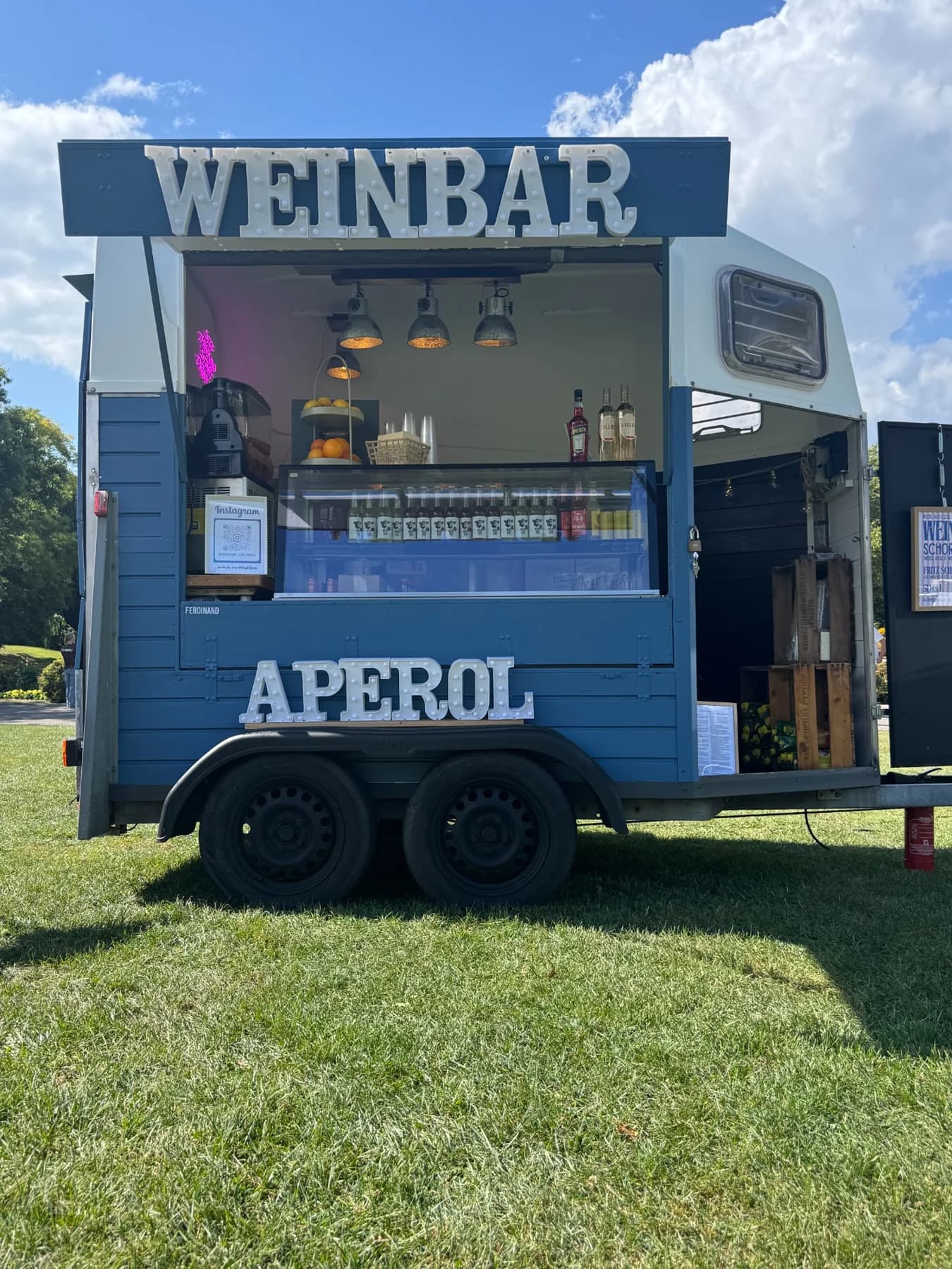 Mobile Weinbar Ferdinand im blauen Pferdeanhänger