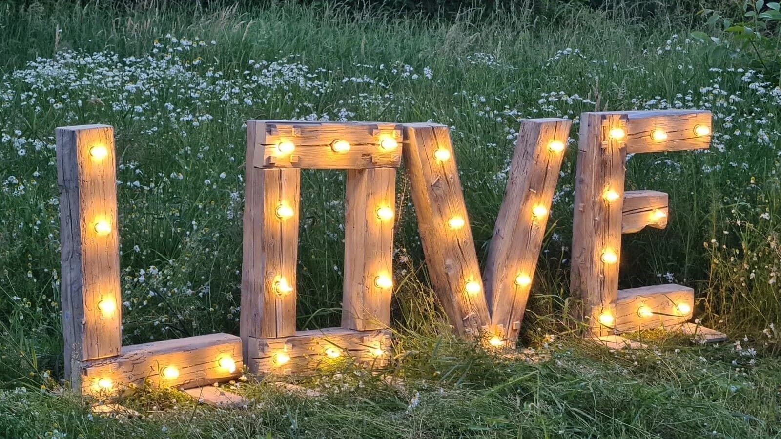 Vintage LOVE Schriftzug bei einer Hochzeit